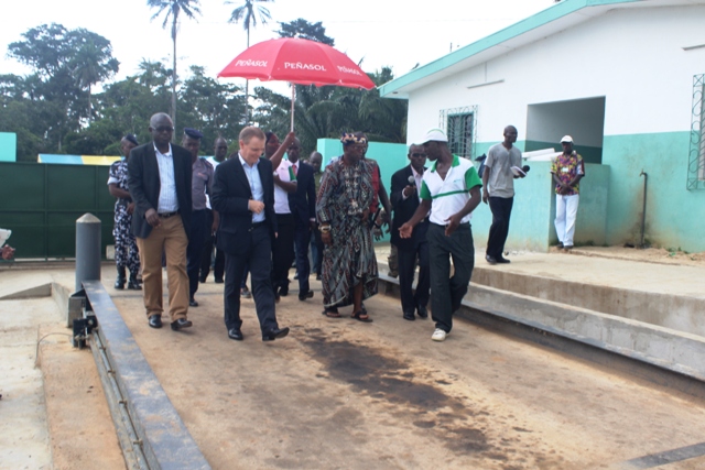 Les officiels de Palmafrique et du village de Montezo ensemble pour l'inauguration du nouveau pont-bascule.